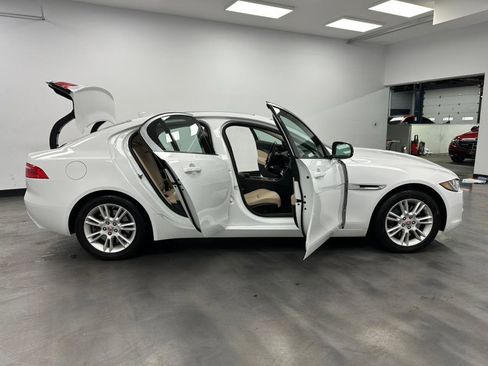 Used 2018 Jaguar XE Premium image 25