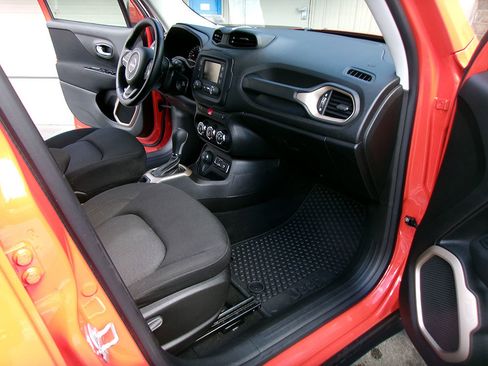 Used 2017 Jeep Renegade Latitude w/ Cold Weather Group image 9