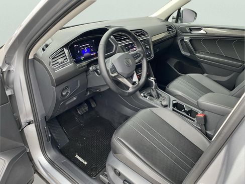 Used 2024 Volkswagen Tiguan SE AWD/4WD image 14