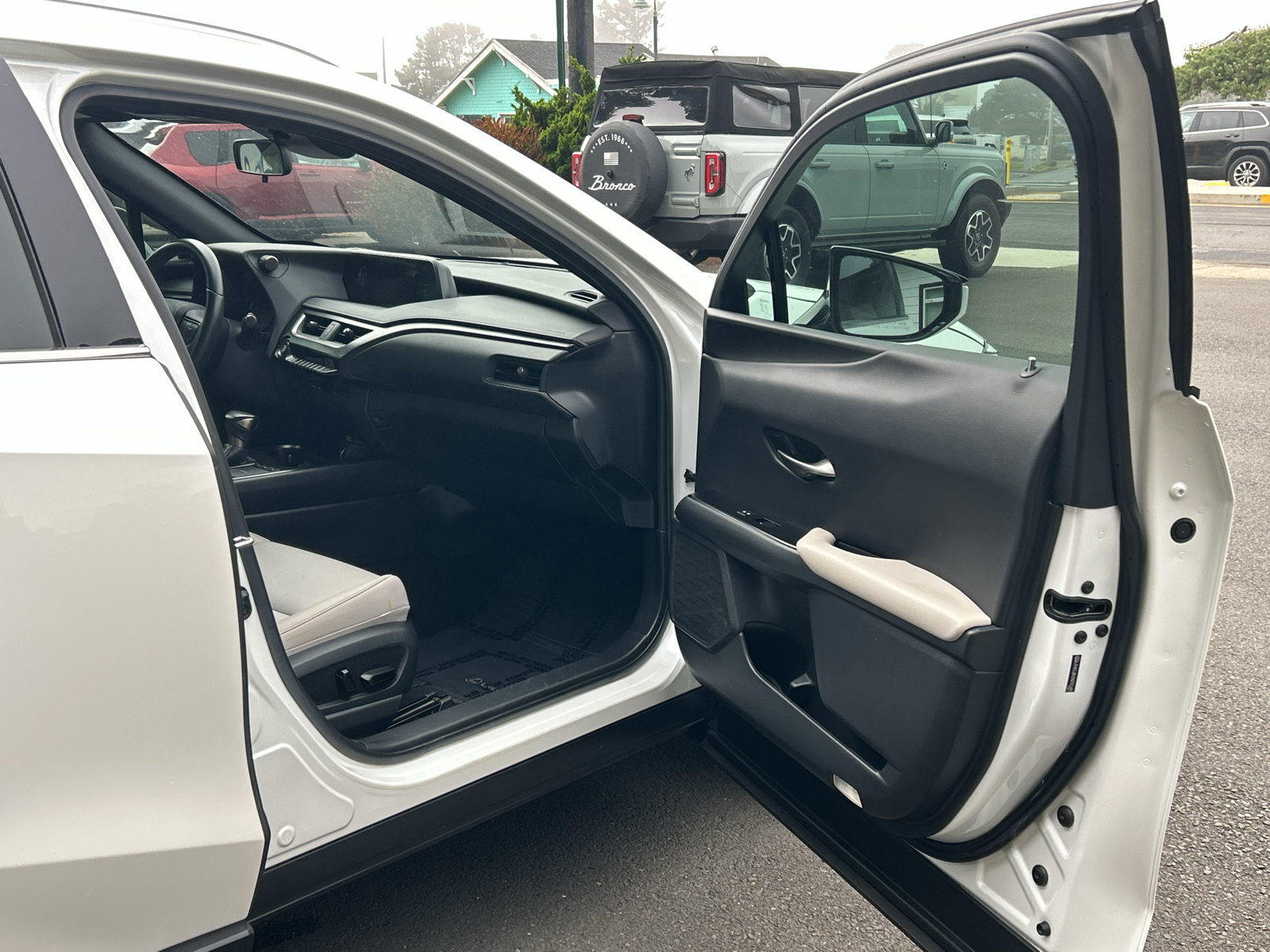 Used 2022 Lexus UX 200 w/ Accessory Package (Z1) FWD image 28