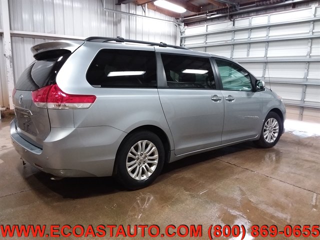 Used 2014 Toyota Sienna XLE w/ Entertainment Package FWD image 6