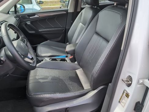 Used 2023 Volkswagen Tiguan SE w/ Panoramic Sunroof Package FWD image 9