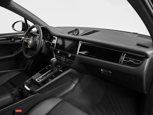 Certified 2025 Porsche Macan image 20