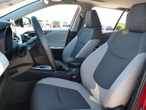 Used 2024 Toyota RAV4 XLE w/ Convenience Package image 28