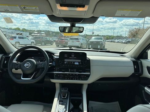 Used 2025 Nissan Pathfinder SL w/ Lighting Package (N92) AWD/4WD image 16
