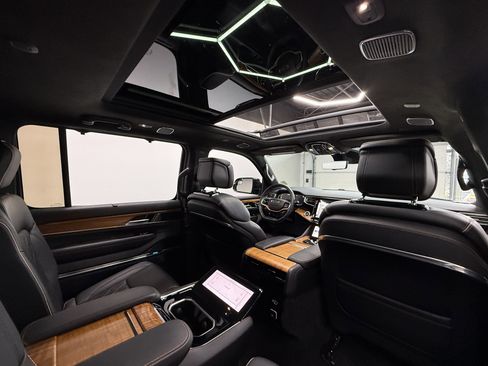 Used 2022 Jeep Grand Wagoneer Series III image 33