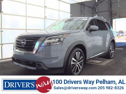 Used 2025 Nissan Pathfinder Platinum image 1