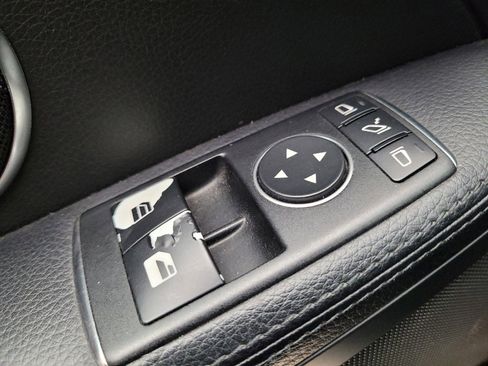 Used 2015 Mercedes-Benz SLK 250 w/ Premium Package image 27