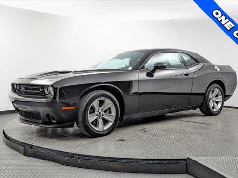 Used 2023 Dodge Challenger SXT image 2