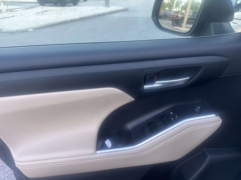 Used 2023 Toyota Highlander XLE FWD image 13