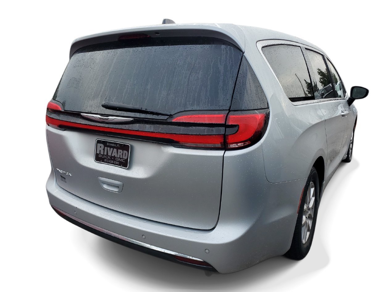 Used 2024 Chrysler Pacifica Touring-L FWD image 4