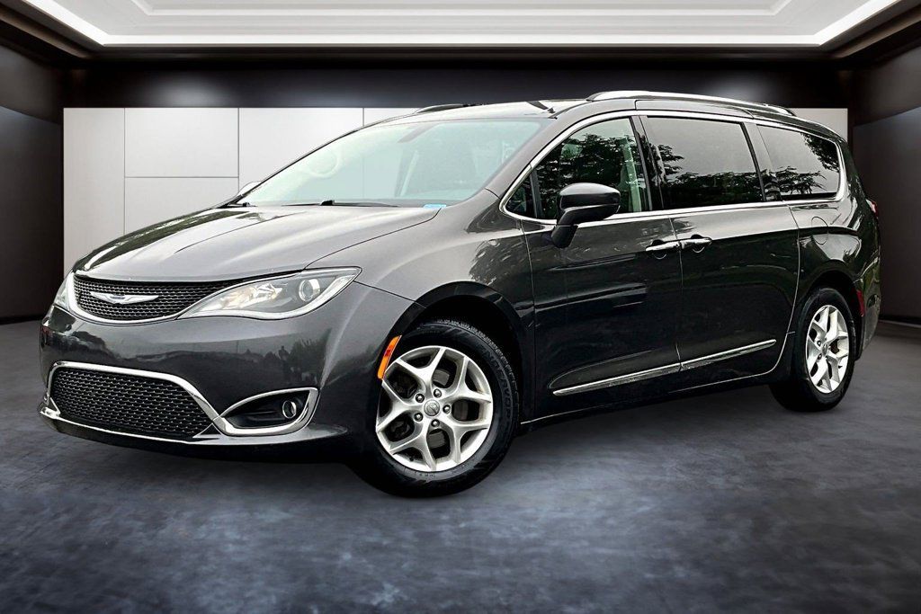 Used 2018 Chrysler Pacifica Touring-L w/ Tire & Wheel Group FWD image 3