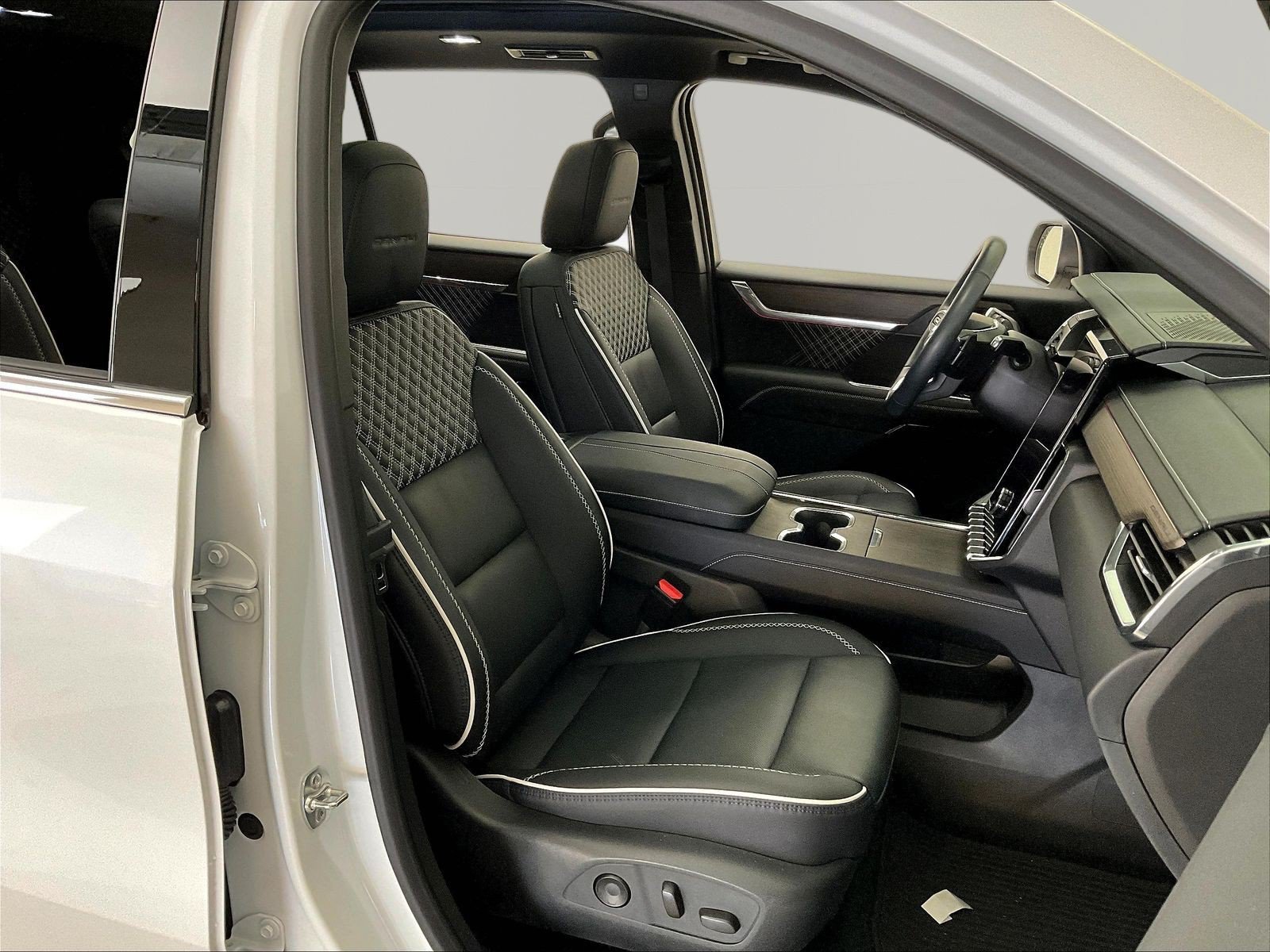 Used 2025 GMC Acadia Denali FWD image 30