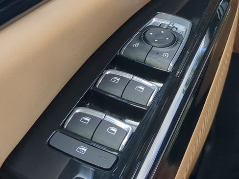 Used 2024 Kia Carnival EX image 25