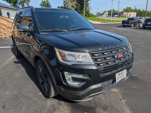 Used 2017 Ford Explorer XLT w/ Equipment Group 202A FWD image 8