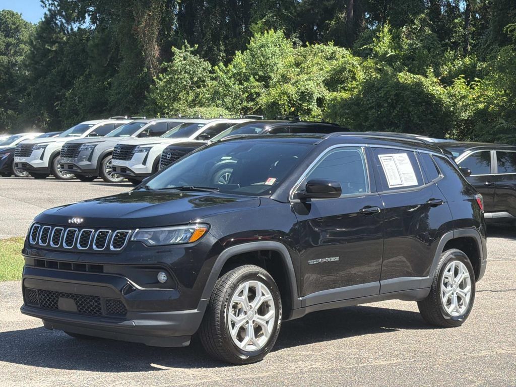 Used 2024 Jeep Compass Latitude AWD/4WD image 8