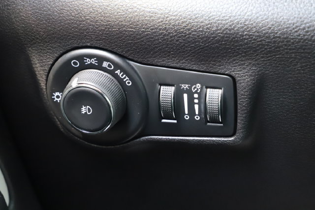Used 2025 Jeep Compass Limited AWD/4WD image 37