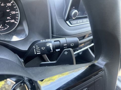 Used 2023 Nissan Rogue SV AWD/4WD image 10