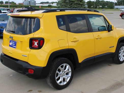 Used 2018 Jeep Renegade Latitude w/ Safety & Security Group AWD/4WD image 5