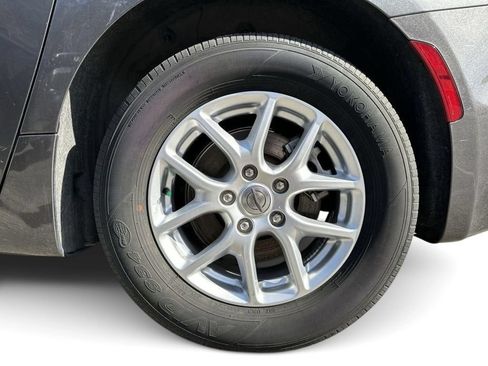 Used 2023 Chrysler Pacifica Touring-L FWD image 29