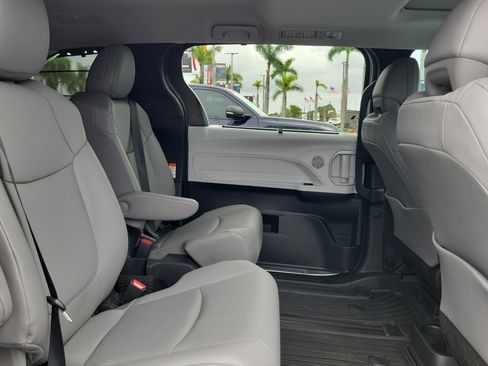 Used 2026 Toyota Sienna XLE FWD image 15