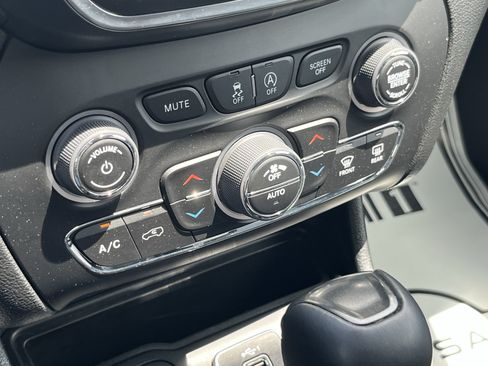Used 2022 Jeep Cherokee Trailhawk w/ Sound & Nav Group AWD/4WD image 32