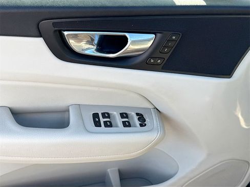 Used 2022 Volvo XC60 B5 Momentum image 19