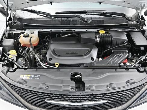 Used 2023 Chrysler Voyager LX image 39