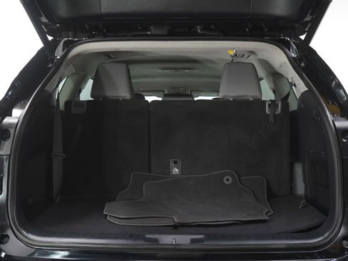 Used 2020 Toyota Highlander LE image 17