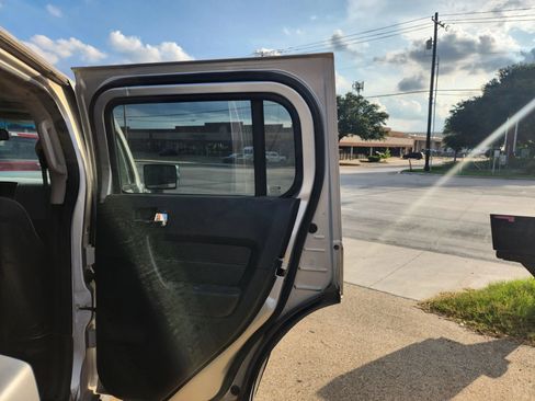 Used 2010 HUMMER H3 Luxury w/ Appearance Package AWD/4WD image 11