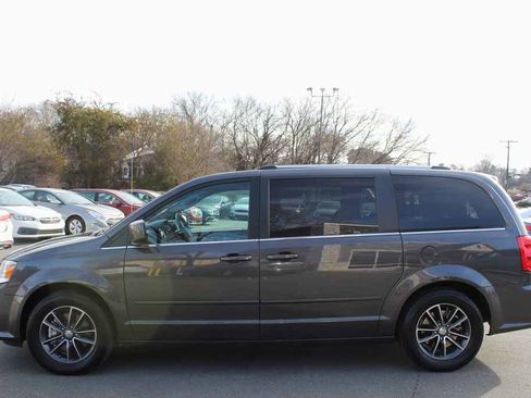 Used 2017 Dodge Grand Caravan SXT image 9