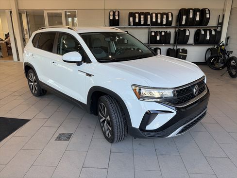 Certified 2022 Volkswagen Taos SE image 3