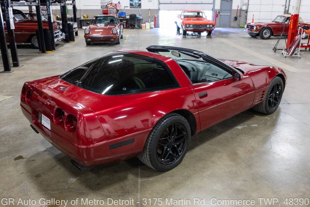 Used 1992 Chevrolet Corvette Coupe RWD image 8