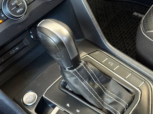 Used 2021 Volkswagen Tiguan SE image 18