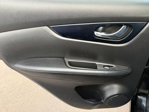 Used 2017 Nissan Rogue Sport SV w/ SV All-Weather Package AWD/4WD image 16
