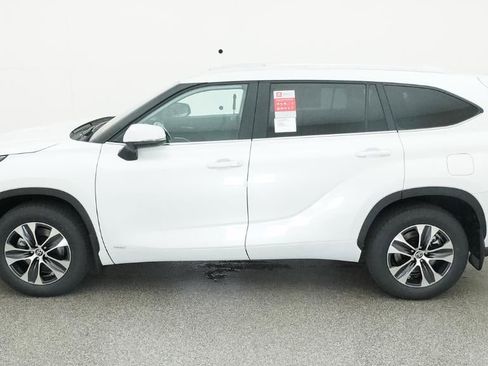 New 2026 Toyota Highlander XLE image 3