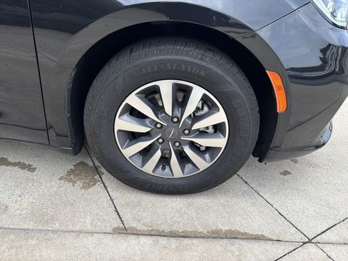 Used 2023 Chrysler Pacifica Touring-L FWD image 17