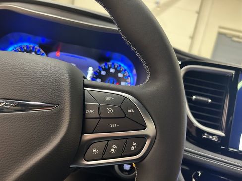 New 2026 Chrysler Pacifica Select FWD image 22