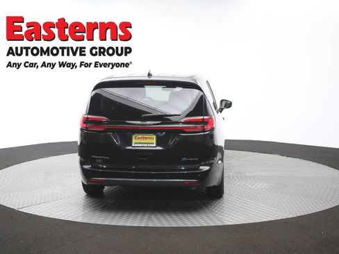 Used 2023 Chrysler Pacifica Touring-L FWD image 40