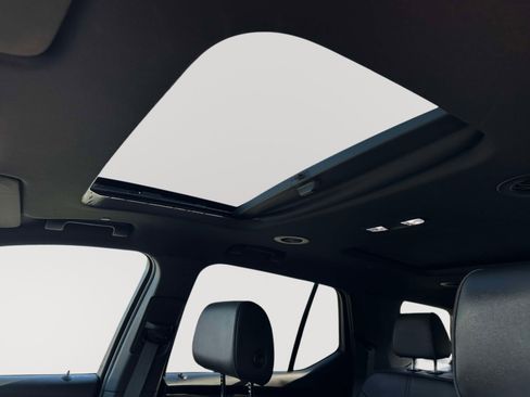 Used 2022 Chevrolet Traverse RS image 8