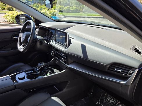 Used 2023 Nissan Rogue SV w/ SV Premium B Package image 19