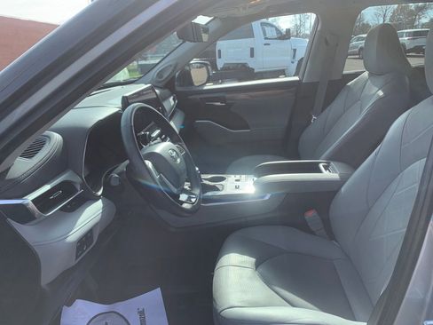 Used 2024 Toyota Highlander Platinum image 25