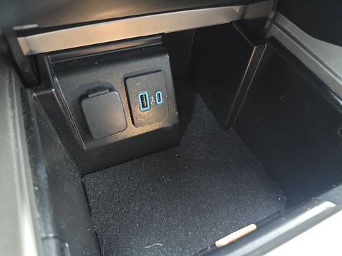 Used 2022 Ford Explorer XLT image 27