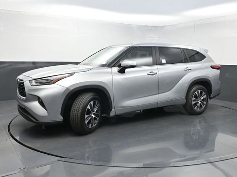 Used 2023 Toyota Highlander XLE image 22
