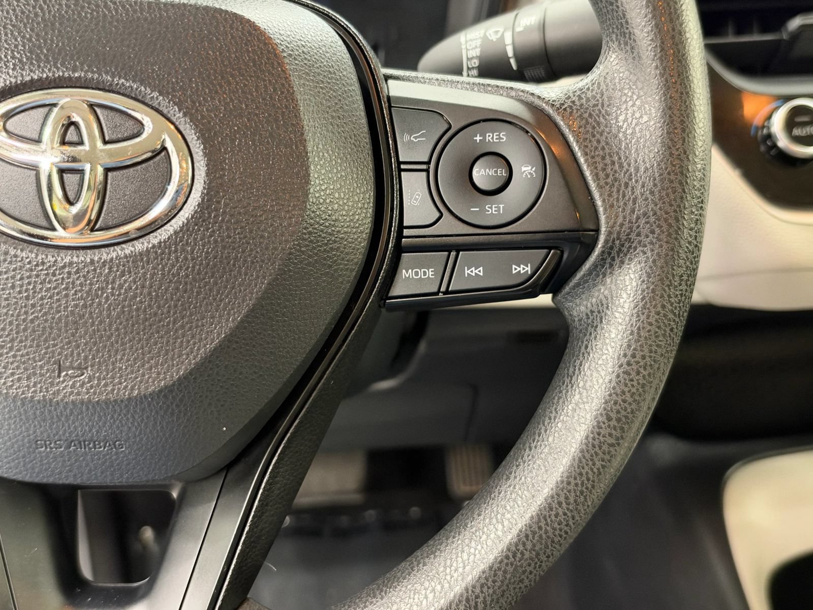 Used 2022 Toyota Corolla LE FWD image 29
