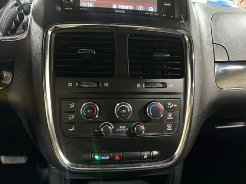 Used 2017 Dodge Grand Caravan SE image 39