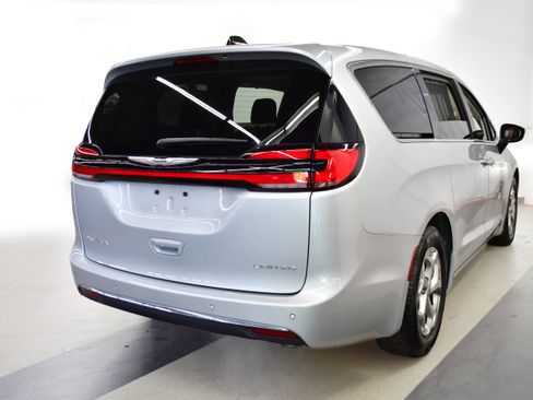 Used 2024 Chrysler Pacifica Limited FWD image 7
