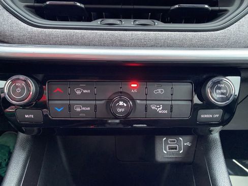 Used 2024 Jeep Compass Latitude image 27