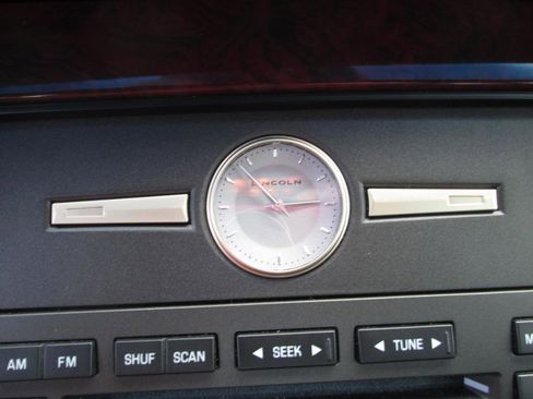 Used 2005 Lincoln Town Car Signature RWD image 21