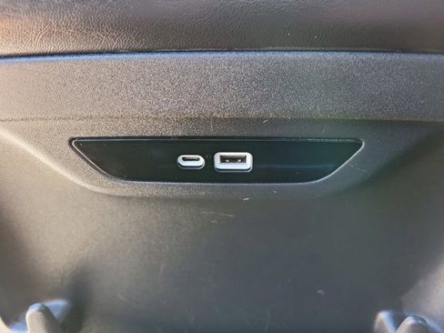 Used 2025 Chrysler Pacifica Limited FWD image 12